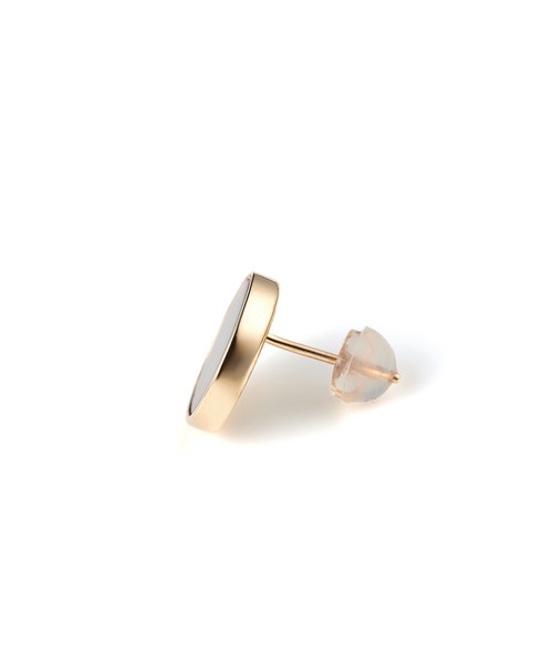 Irise coffret（イリスコフレ）の「［UNTITLED］K10YG ブラック シェル ラウンド ピアス｜Black lipped oyster Pierced earrings（ピアス（両耳用）・レディース・イエローゴールド・ONE SIZE）」の4枚目の写真