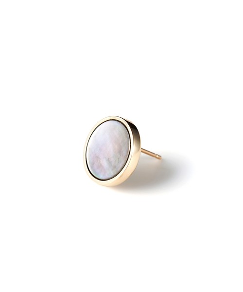 Irise coffret（イリスコフレ）の「［UNTITLED］K10YG ブラック シェル ラウンド ピアス｜Black lipped oyster Pierced earrings（ピアス（両耳用）・レディース・イエローゴールド・ONE SIZE）」の5枚目の写真