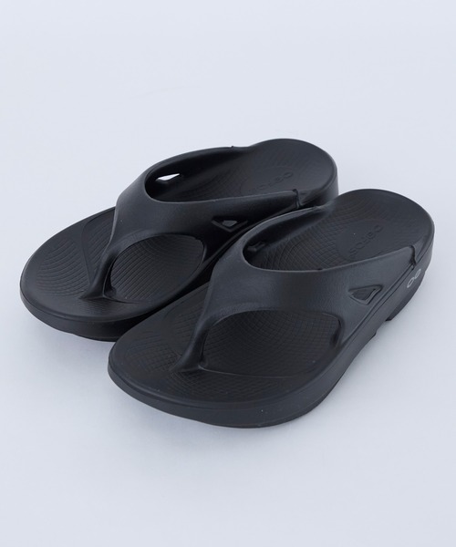 OOFOS（ウーフォス）の「【WEB限定】【OOFOS】Ooriginal リカバリーサンダル（サンダル・レディース・ブラック/グレイッシュベージュ・24.0cm/23.0cm）」の9枚目の写真
