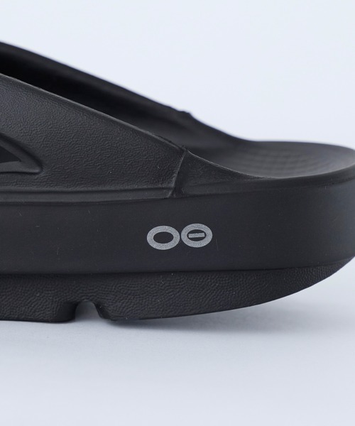 OOFOS（ウーフォス）の「【WEB限定】【OOFOS】Ooriginal リカバリーサンダル（サンダル・レディース・ブラック/グレイッシュベージュ・24.0cm/23.0cm）」の15枚目の写真