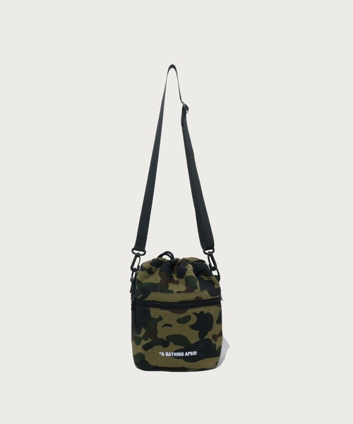 A BATHING APE(アベイシングエイプ)の「1ST CAMO DRAWSTRING BAG(ショルダーバッグ・メンズ・イエロー/グリーン・FREE)」の1枚目の写真