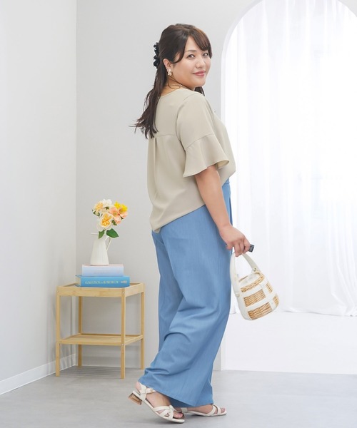 anyfee(エニフィー)の「【anyfee×HINAコラボ】サマラクすっきりフレアチューリップスリーブブラウス《大きいサイズ》(2026SS)(シャツ/ブラウス・レディース・ベージュ/ネイビー/アイボリー/チャコール・LL/3L/4L/5L)」の11枚目の写真