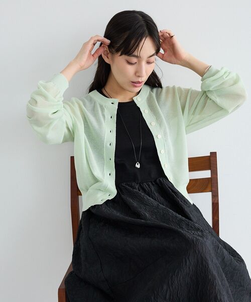 CRAFT STANDARD BOUTIQUE(クラフトスタンダードブティック)の「強撚シアークルーネックショート丈ニットカーディガン(カーディガン/ボレロ・レディース・グリーン/パープル/ブラック・FREE)」の7枚目の写真