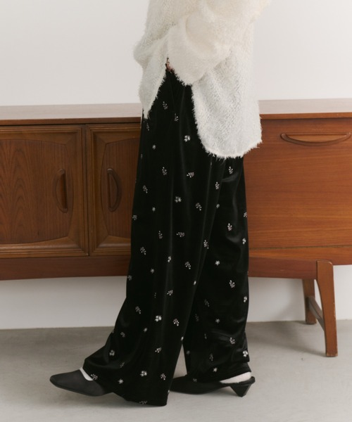 ORDENA(オルディナ)の「ベロア刺繍イージーパンツ(その他パンツ・レディース・ブラック/ブルー/ブラウン・FREE)」の4枚目の写真