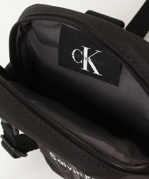 ECHELLE Liberte(エシェルリベルテ)の「Calvin Klein カルバンクライン BOLD LOGO NYLON SLIM REPORTER ショルダーバッグ(ショルダーバッグ・メンズ・ブラック・FREE)」の16枚目の写真