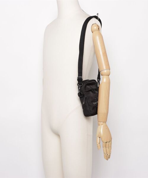 ECHELLE Liberte(エシェルリベルテ)の「Calvin Klein カルバンクライン BOLD LOGO NYLON SLIM REPORTER ショルダーバッグ(ショルダーバッグ・メンズ・ブラック・FREE)」の17枚目の写真