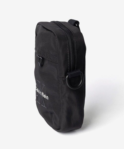 ECHELLE Liberte(エシェルリベルテ)の「Calvin Klein カルバンクライン BOLD LOGO NYLON SLIM REPORTER ショルダーバッグ(ショルダーバッグ・メンズ・ブラック・FREE)」の4枚目の写真