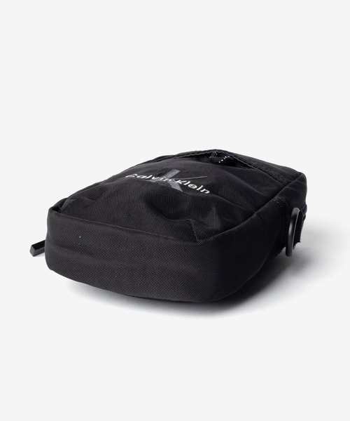 ECHELLE Liberte(エシェルリベルテ)の「Calvin Klein カルバンクライン BOLD LOGO NYLON SLIM REPORTER ショルダーバッグ(ショルダーバッグ・メンズ・ブラック・FREE)」の6枚目の写真