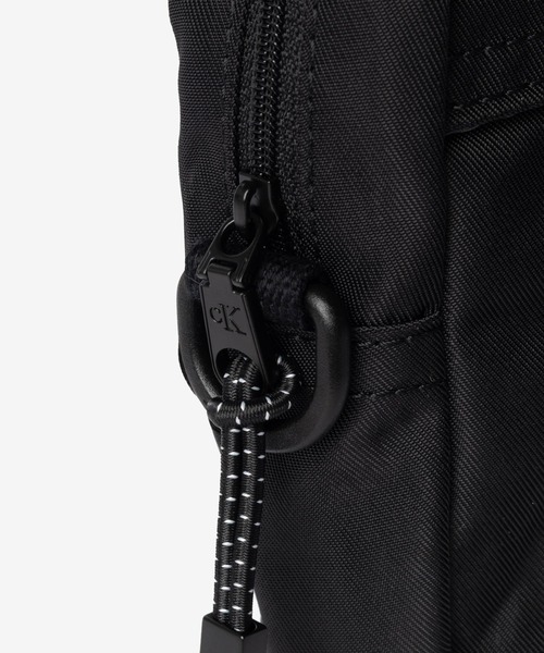 ECHELLE Liberte(エシェルリベルテ)の「Calvin Klein カルバンクライン BOLD LOGO NYLON SLIM REPORTER ショルダーバッグ(ショルダーバッグ・メンズ・ブラック・FREE)」の10枚目の写真