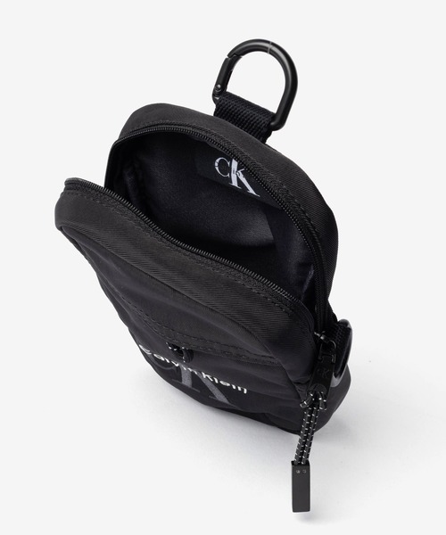 ECHELLE Liberte(エシェルリベルテ)の「Calvin Klein カルバンクライン BOLD LOGO NYLON SLIM REPORTER ショルダーバッグ(ショルダーバッグ・メンズ・ブラック・FREE)」の11枚目の写真