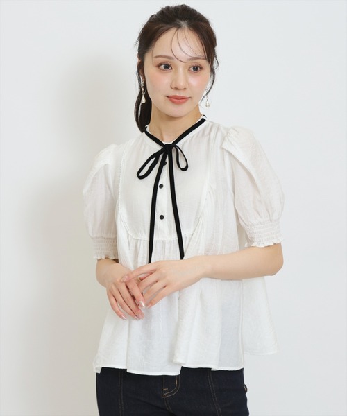WILLSELECTION(ウィルセレクション)の「リボンタイギャザーAラインブラウス(シャツ/ブラウス・レディース・ホワイト系その他/オフホワイト/ダークブラウン・FREE)」の2枚目の写真