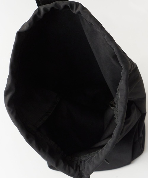 Chick(チック)の「Drawstring Shoulder Bag / 巾着ショルダーバッグ ボディバッグ 無地 シンプル ベーシック カジュアル ストリート レディース メンズ 2026年 夏 夏服(ショルダーバッグ・レディース・ブラック・FREE)」の5枚目の写真