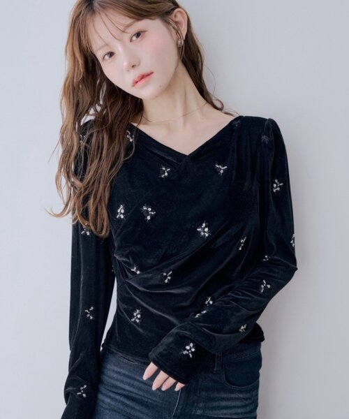 Chico（チコ）の「【SALON by Chico】フラワー刺繍パフドレープトップス/ベロア（Tシャツ/カットソー・レディース・アイボリー/ブラック/ブラウン/ピンク・FREE）」の2枚目の写真