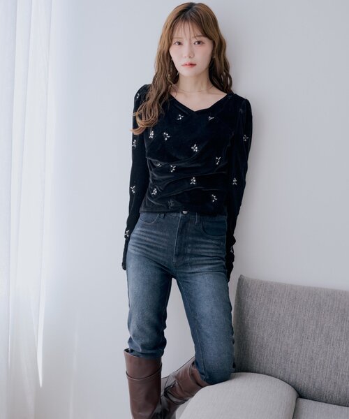 Chico（チコ）の「【SALON by Chico】フラワー刺繍パフドレープトップス/ベロア（Tシャツ/カットソー・レディース・アイボリー/ブラック/ブラウン/ピンク・FREE）」の8枚目の写真