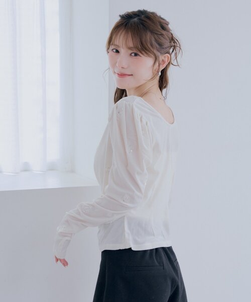 Chico（チコ）の「【SALON by Chico】フラワー刺繍パフドレープトップス/ベロア（Tシャツ/カットソー・レディース・アイボリー/ブラック/ブラウン/ピンク・FREE）」の5枚目の写真