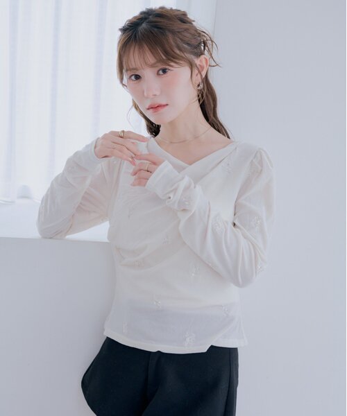 Chico（チコ）の「【SALON by Chico】フラワー刺繍パフドレープトップス/ベロア（Tシャツ/カットソー・レディース・アイボリー/ブラック/ブラウン/ピンク・FREE）」の6枚目の写真