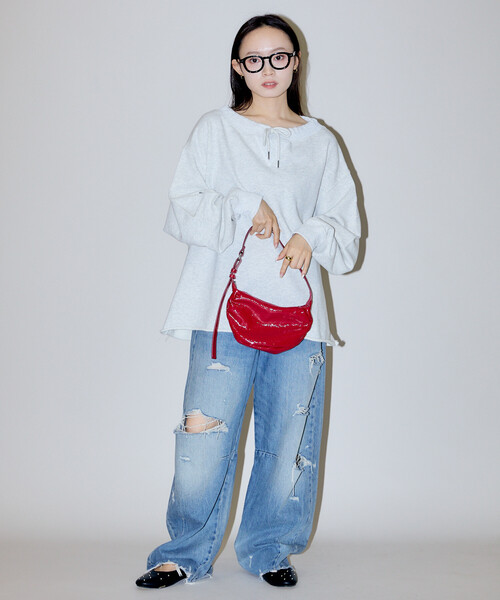 PUBLUX(パブリュクス)の「PUBLUX/パブリュクス オフショルダー ビッグシルエット 裏毛 スウェット 限定展開(スウェット・レディース・ブラウン/チャコールグレー/ライトグレー・フリ-)」の5枚目の写真
