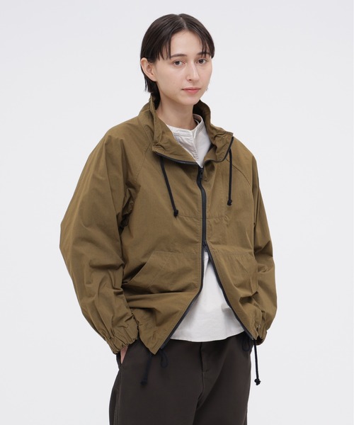 MHL.(エムエイチエル)の「COTTON NYLON PLAINWEAVE(ブルゾン・レディース・ダークグレー/カーキ・1/2)」の2枚目の写真