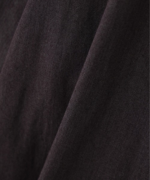 MHL.(エムエイチエル)の「COTTON NYLON PLAINWEAVE(ブルゾン・レディース・ダークグレー/カーキ・1/2)」の5枚目の写真