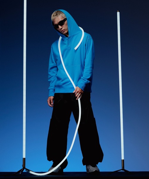 HEREIAM（ヘレイアム）の「【HEREIAM MEN】クリアスウェットポロフーディー（パーカー・メンズ・シアン/アイボリー/ブラック・LARGE/MEDIUM）」の4枚目の写真
