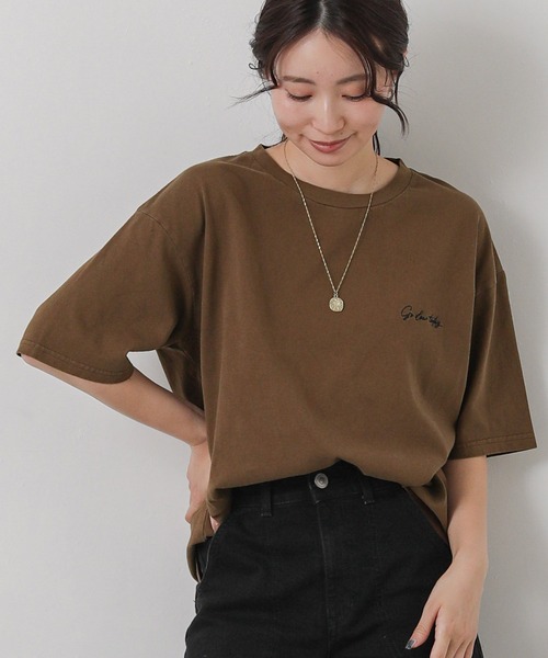Gready Brilliant（グレディブリリアン）の「刺繍ロゴピグメントカットソー（Tシャツ/カットソー・レディース・オフホワイト/ブラウン・38）」の2枚目の写真