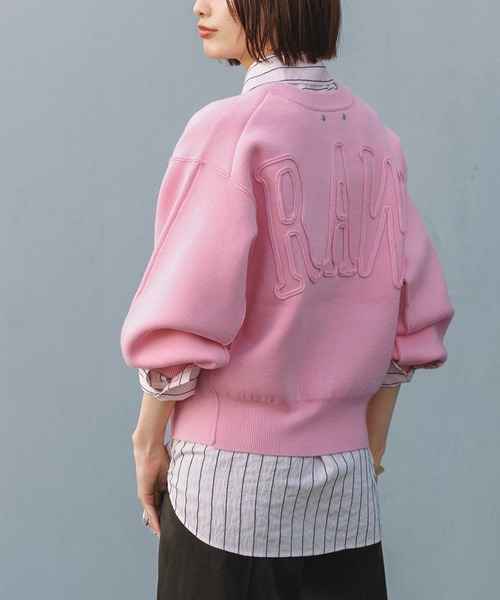 ADAM ET ROPE'（アダムエロペ）の「【サステナブル】バックロゴスウェットニット（スウェット・レディース・チャコールグレー/ピンク/キャメル・FREE）」の3枚目の写真