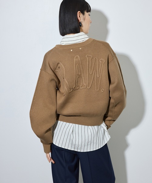 ADAM ET ROPE'（アダムエロペ）の「【サステナブル】バックロゴスウェットニット（スウェット・レディース・チャコールグレー/ピンク/キャメル・FREE）」の4枚目の写真