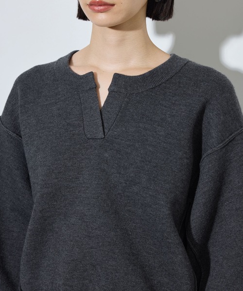 ADAM ET ROPE'（アダムエロペ）の「【サステナブル】バックロゴスウェットニット（スウェット・レディース・チャコールグレー/ピンク/キャメル・FREE）」の12枚目の写真
