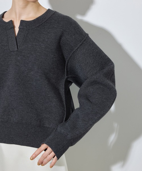 ADAM ET ROPE'（アダムエロペ）の「【サステナブル】バックロゴスウェットニット（スウェット・レディース・チャコールグレー/ピンク/キャメル・FREE）」の10枚目の写真