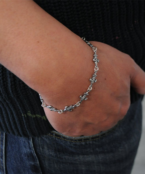 ROYAL ORDER(ロイヤルオーダー)の「TINY FLEUR DE LIS BRACELET(ブレスレット・メンズ・シルバー・US-6/US-7/US-8/US-6h)」の2枚目の写真