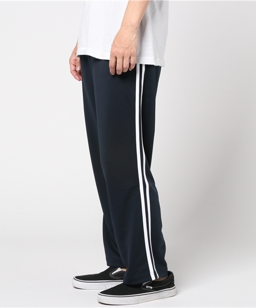 STUDIOUS（ステュディオス）の「【UNITED ATHLE】7.0ozサイドライントラックパンツ（その他パンツ・メンズ・ブラック/ネイビー/レッド/シルバー・MEDIUM/LARGE/SMALL）」の2枚目の写真