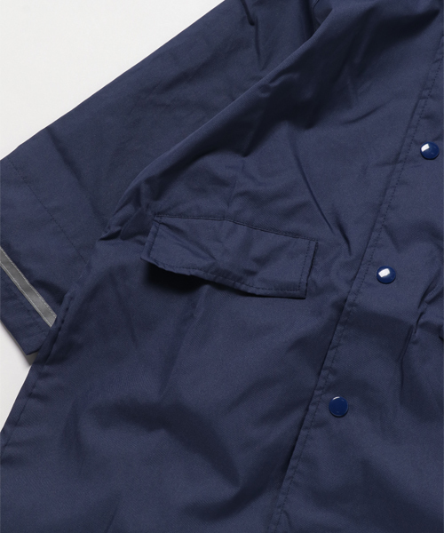 FABHUG （ファブハグ）の「無地レインコート　＃巾着付き（レインコート/ポンチョ・キッズ・ネイビー/イエロー・110cm/120cm/130cm/140cm/150cm）」の6枚目の写真