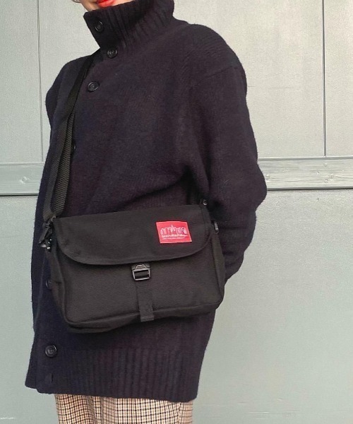 Manhattan Portage(マンハッタンポーテージ)の「Far Rockaway Bag -ファーロッカウェイバッグ-(ショルダーバッグ・メンズ・ブラック/ネイビー/ウッドランド/ダークネイビー・X-SMALL)」の9枚目の写真