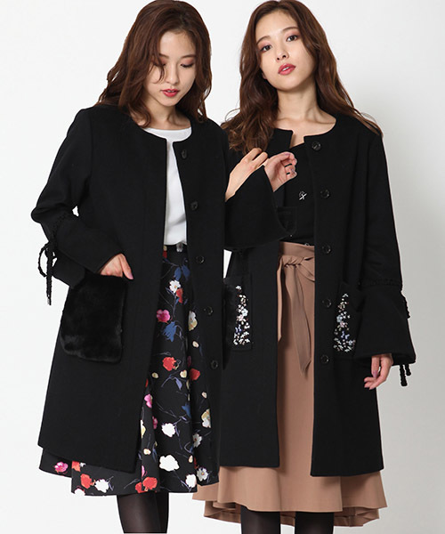 QUEENS COURT（クイーンズコート）の「ポケット刺繍＆ファー2WAYコート