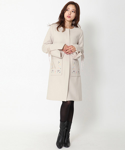 QUEENS COURT（クイーンズコート）の「ポケット刺繍＆ファー2WAYコート