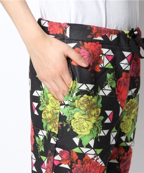 WEGO（ウィゴー）の「WEGO/ジオメトリックフラワーショーツ（その他パンツ・メンズ・ホワイト/ブラック・LARGE/MEDIUM）」の9枚目の写真