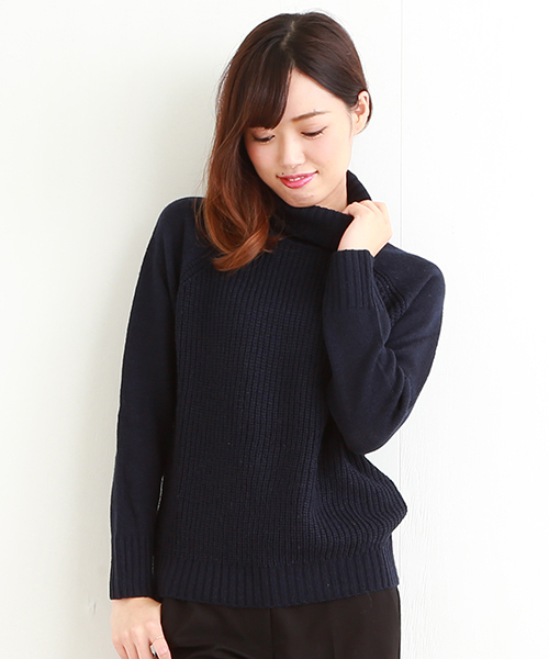 BEAMS LIGHTS Women's(ビームスライツ ウィメンズ)の「BEAMS LIGHTS / あぜ編みラグラン タートルネックプルオーバー(ニット/セーター・レディース・オフホワイト/グレー/ネイビー・FREE)」の1枚目の写真