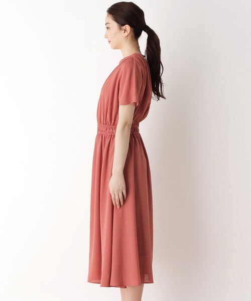 pink adobe（ピンクアドベ）の「◆【EC限定】【M-3L】楊柳シャーリングフレアワンピース（ワンピース・レディース・ネイビー系5/ブルー系7/オレンジ系9・44/40/38/42）」の9枚目の写真