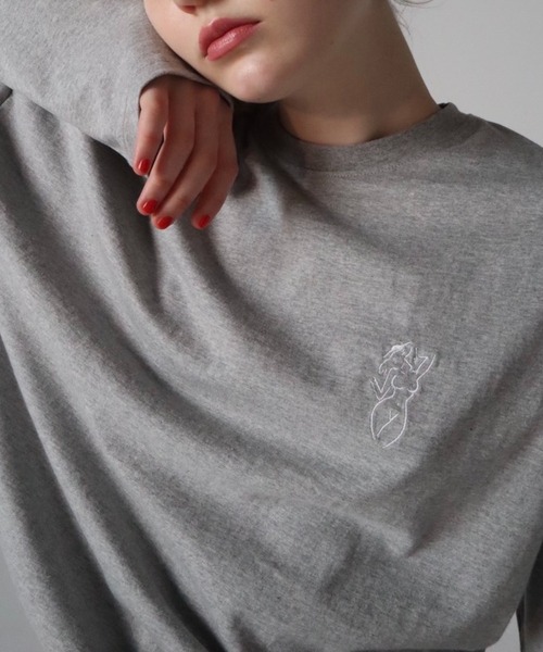 epine（エピヌ）の「pinup girl long tee（Tシャツ/カットソー・レディース・ホワイト/グレー・FREE）」の5枚目の写真