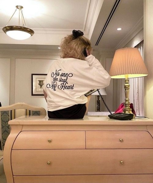 epine（エピヌ）の「pinup girl long tee（Tシャツ/カットソー・レディース・ホワイト/グレー・FREE）」の8枚目の写真