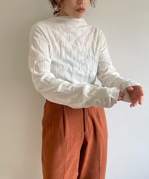 wee9s(ウィークス)の「petit high neck wave knit tops / シワ加工でアイロン不要なプチハイネッククリンクルニットブラウス(シャツ/ブラウス・レディース・ホワイト/ブラック/ベージュ/チャコール・FREE)」の2枚目の写真