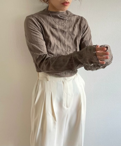 wee9s(ウィークス)の「petit high neck wave knit tops / シワ加工でアイロン不要なプチハイネッククリンクルニットブラウス(シャツ/ブラウス・レディース・ホワイト/ブラック/ベージュ/チャコール・FREE)」の6枚目の写真