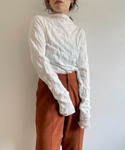 wee9s(ウィークス)の「petit high neck wave knit tops / シワ加工でアイロン不要なプチハイネッククリンクルニットブラウス(シャツ/ブラウス・レディース・ホワイト/ブラック/ベージュ/チャコール・FREE)」の5枚目の写真