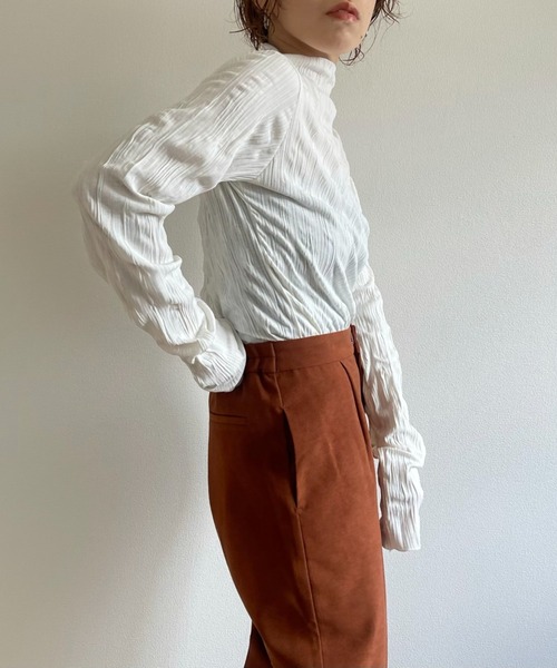 wee9s(ウィークス)の「petit high neck wave knit tops / シワ加工でアイロン不要なプチハイネッククリンクルニットブラウス(シャツ/ブラウス・レディース・ホワイト/ブラック/ベージュ/チャコール・FREE)」の7枚目の写真
