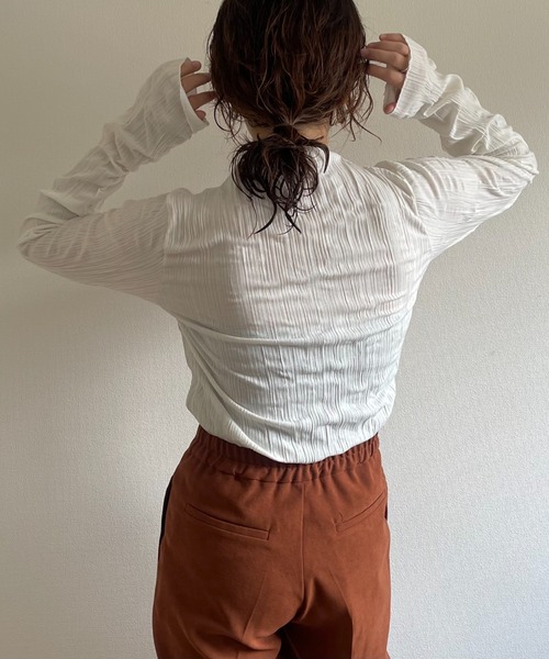 wee9s(ウィークス)の「petit high neck wave knit tops / シワ加工でアイロン不要なプチハイネッククリンクルニットブラウス(シャツ/ブラウス・レディース・ホワイト/ブラック/ベージュ/チャコール・FREE)」の10枚目の写真