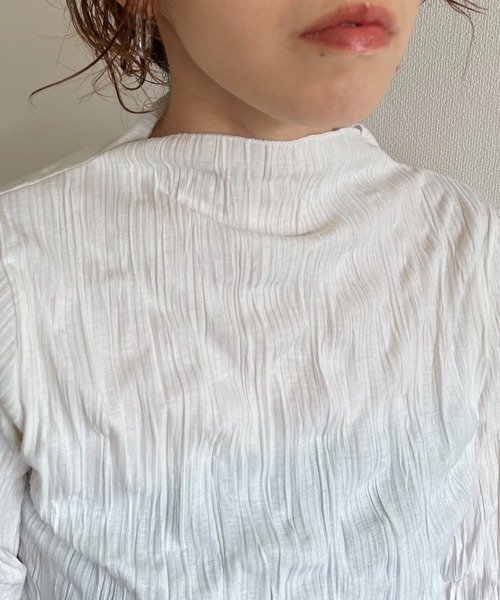 wee9s(ウィークス)の「petit high neck wave knit tops / シワ加工でアイロン不要なプチハイネッククリンクルニットブラウス(シャツ/ブラウス・レディース・ホワイト/ブラック/ベージュ/チャコール・FREE)」の11枚目の写真