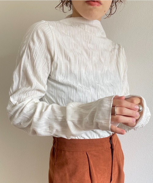 wee9s(ウィークス)の「petit high neck wave knit tops / シワ加工でアイロン不要なプチハイネッククリンクルニットブラウス(シャツ/ブラウス・レディース・ホワイト/ブラック/ベージュ/チャコール・FREE)」の12枚目の写真