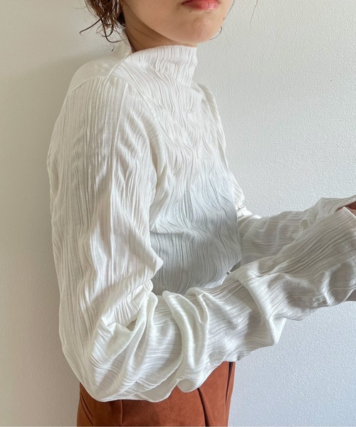wee9s(ウィークス)の「petit high neck wave knit tops / シワ加工でアイロン不要なプチハイネッククリンクルニットブラウス(シャツ/ブラウス・レディース・ホワイト/ブラック/ベージュ/チャコール・FREE)」の13枚目の写真