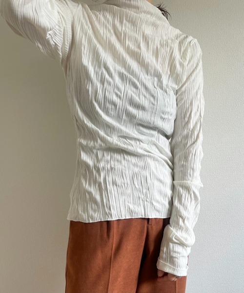 wee9s(ウィークス)の「petit high neck wave knit tops / シワ加工でアイロン不要なプチハイネッククリンクルニットブラウス(シャツ/ブラウス・レディース・ホワイト/ブラック/ベージュ/チャコール・FREE)」の14枚目の写真