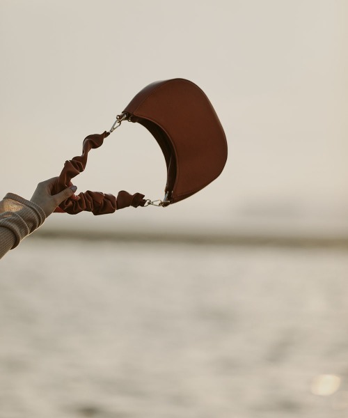 Bab（バブ）の「【WEB限定】ラッフルハンドルショルダーバッグ（ショルダーバッグ・レディース・ブラック/ダークブラウン/ブルー/キャメル/ライトグリーン・ONESIZE）」の5枚目の写真